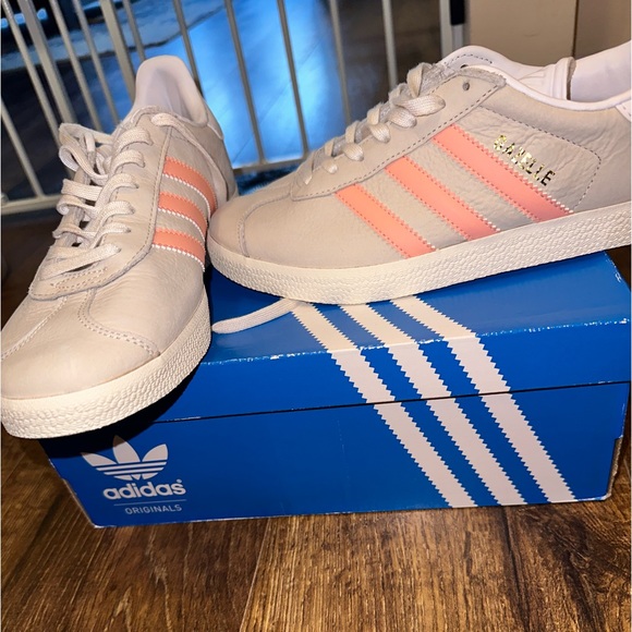 adidas gazelle silver green womens adidas Gazelle Indoor Shoes - Women's - Sandy Pink / Cloud White / Gum